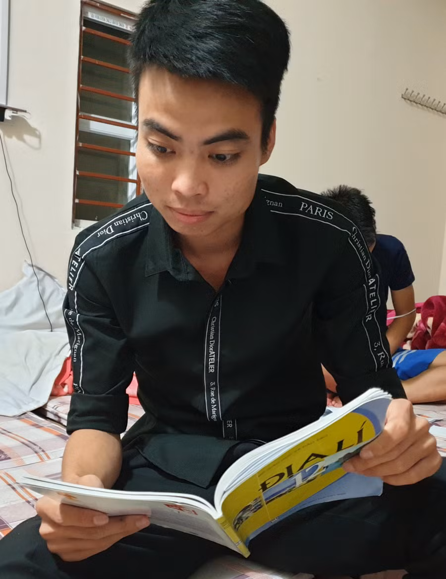 Em Nguyễn Hà Minh tranh thủ xem lại kiến thức môn Địa lý