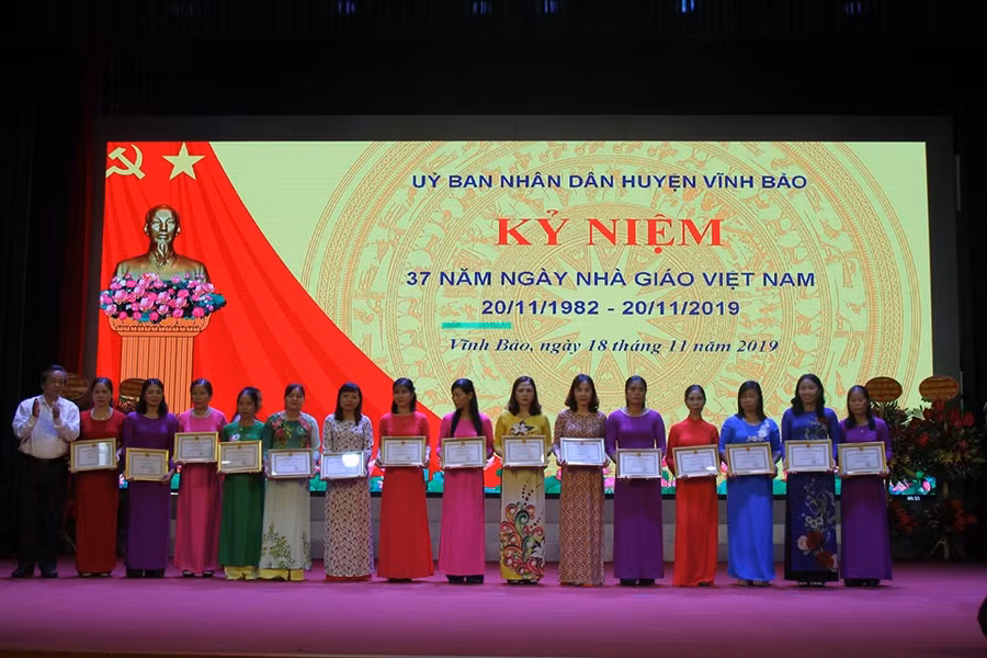 Nhiều tập thể, cá nhân được khen thưởng nhân ngày 20/11