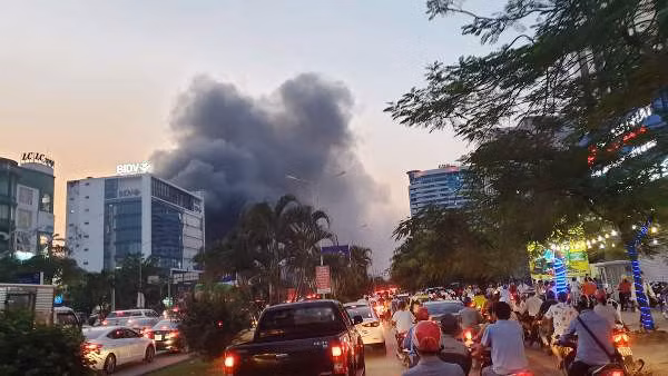Khói đen bao trùm khu vực đám cháy (Ảnh CTV)