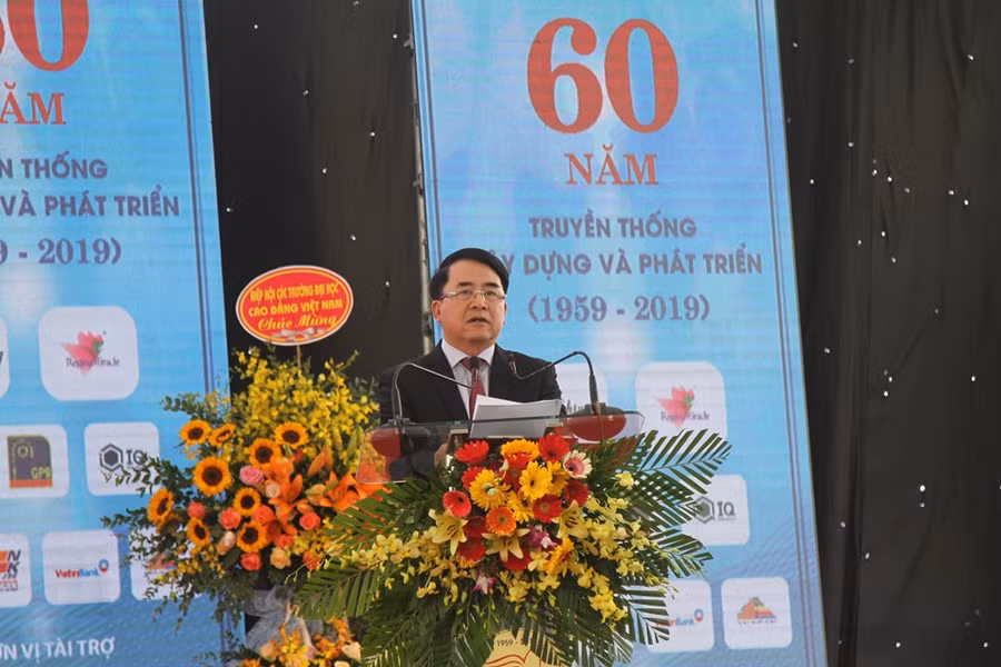 Ông Lê Khắc Nam chúc mừng và ghi nhận những thành tích mà trường Đại học Hải Phòng đã đạt được trong chặng đường 60 năm qua