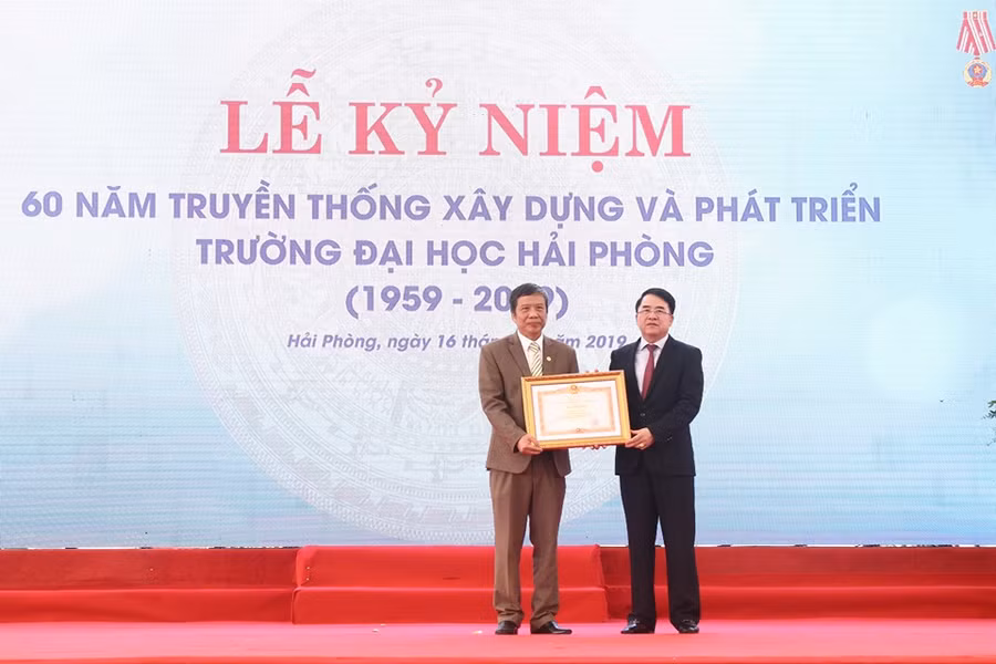 Tiến sĩ Đoàn Quang Mạnh - Phó Hiệu trưởng trường Đại học Hải Phòng nhận Bằng khen của Thủ tướng Chính phủ