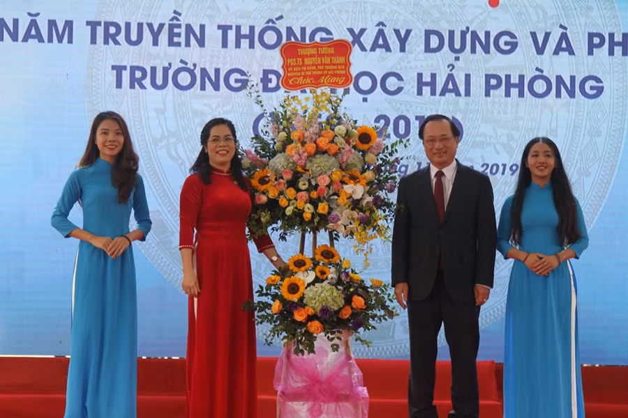 Thượng tướng Nguyễn Văn Thành- Ủy viên Ban Chấp hành Trung ương Đảng, Thứ trưởng Bộ Công an tặng hoa chúc mừng trường Đại học Hải Phòng 