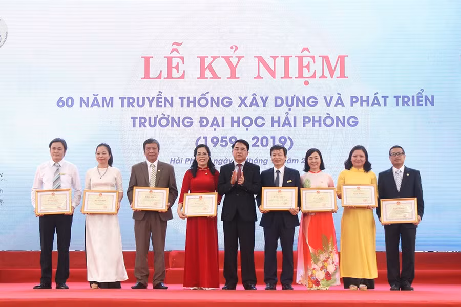 Lãnh đạo, giảng viên, nhân viên trường Đại học Hải Phòng vinh dự nhân bằng khen của Bộ GD&ĐT