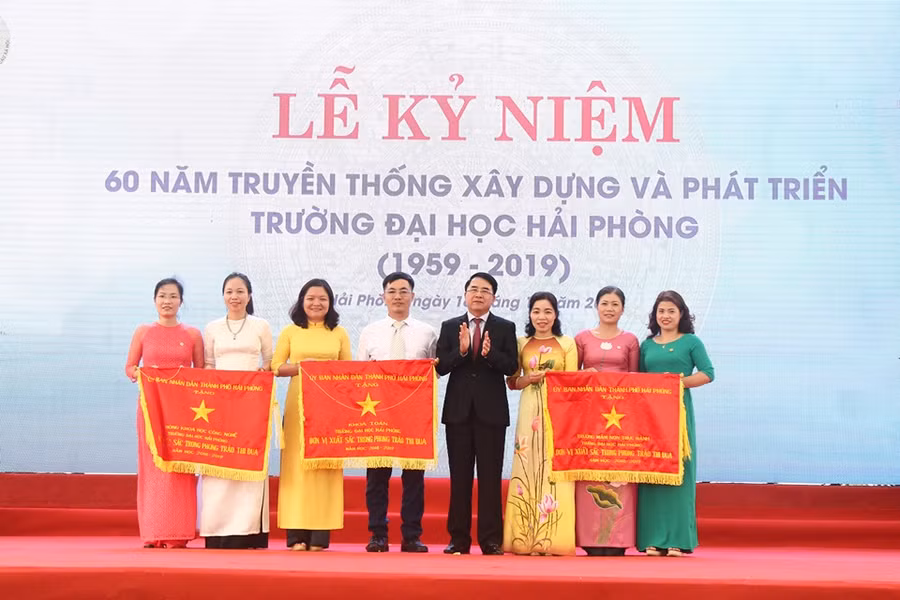 Ông Lê Khắc Nam trao Cờ thi đua xuất sắc cho 3 tập thể