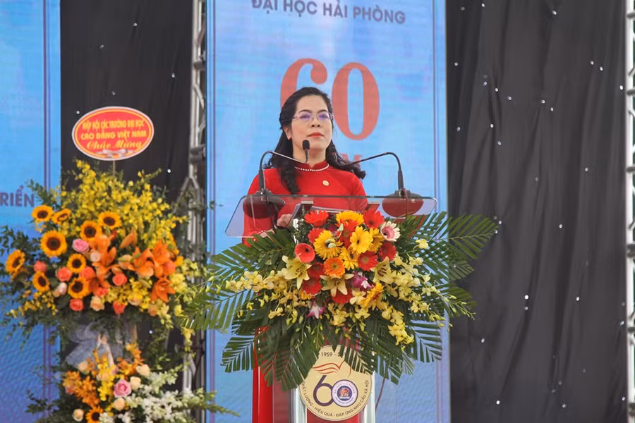 PGS.TS Nguyễn Thị Hiên - Hiệu trưởng trường Đại học Hải Phòng đọc diễn văn kỷ niệm