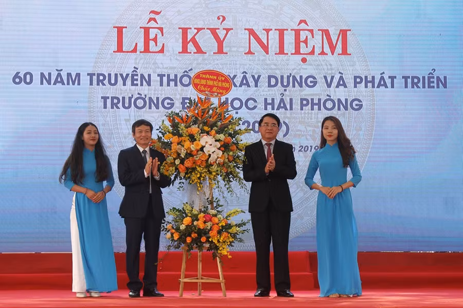 Phó Chủ tịch UBND TP. Hải Phòng Lê Khắc Nam tặng hoa chúc mừng nhà trường