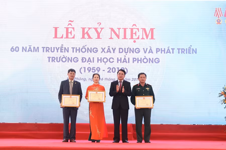 Phó Chủ tịch UBND TP. Hải Phòng trao Danh hiệu Tập thể lao động xuất sắc cho các đơn vị