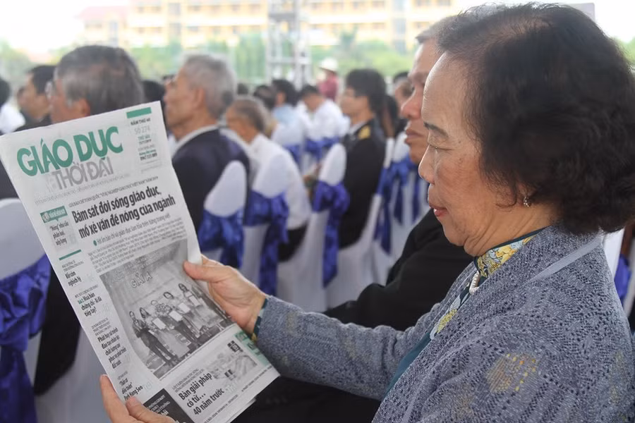 Bà Trương Kim Dung, nguyên giảng viên Khoa Sư phạm Ngữ Văn, trường Đại học Hải Phòng đọc bài viết về trường đăng trên báo Giáo dục và Thời đại
