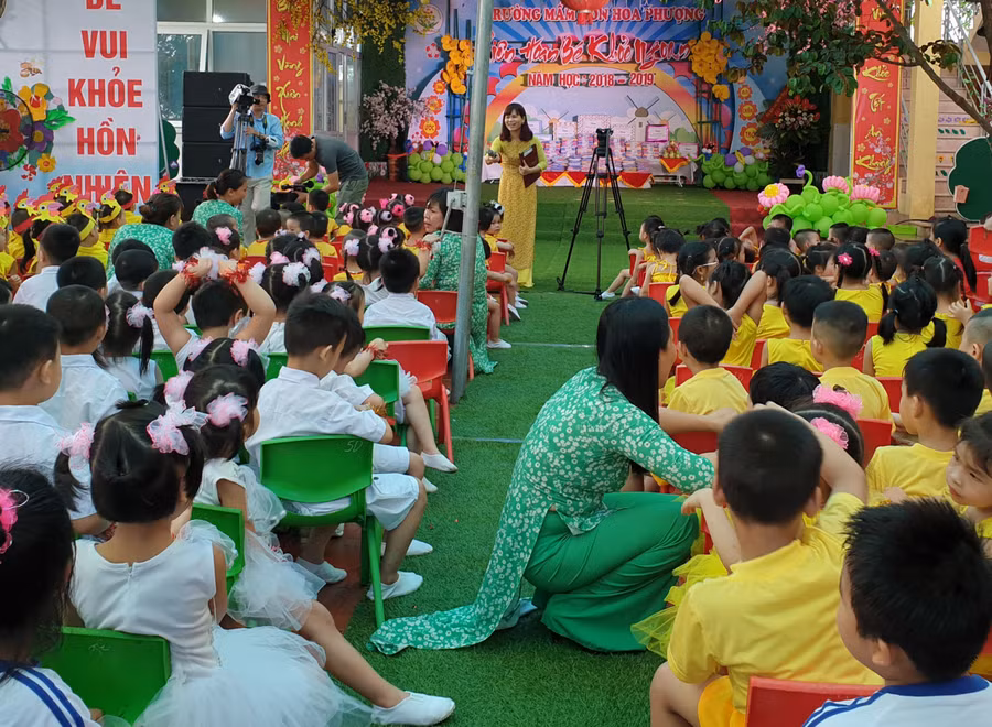 Cô Giáo Bùi Thị Thoa- Hiệu trưởng nhà trường giao lưu cùng các bé