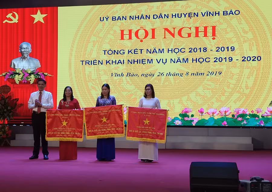 3 đơn vị trường học trên địa bàn huyện Vĩnh Bảo vinh dự được nhận cờ thi đua của thành phố 3 đơn vị trường học trên địa bàn huyện Vĩnh Bảo vinh dự được nhận cờ thi đua của thành phố