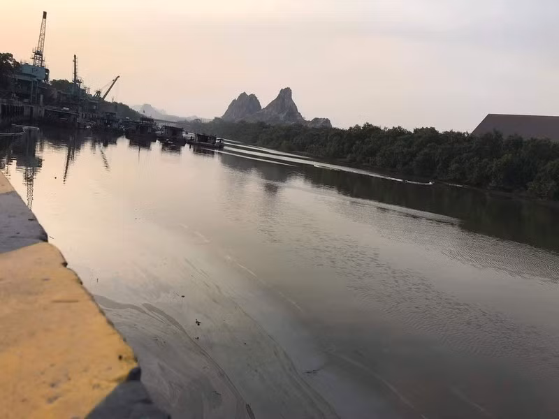 Một lượng lớn dầu tràn ra sông Thải (ảnh CTV)
