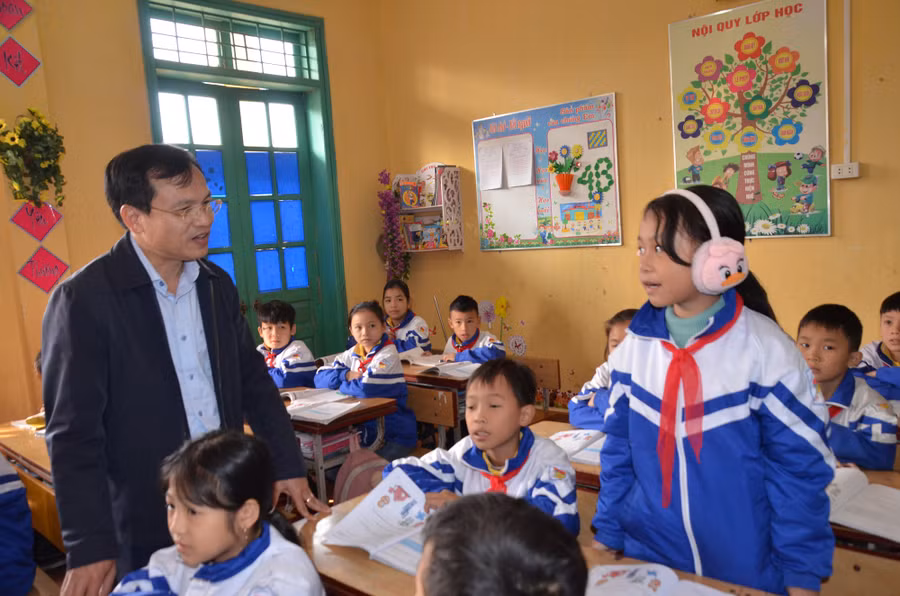 Ông Mai Văn Trinh – Vụ trưởng Vụ Cơ sở vật chất (Bộ GD&amp;ĐT) thăm và động viên học sinh ở Trường Tiểu học Hợp Thành (huyện Sơn Sương, tỉnh Tuyên Quang). Ảnh: Ngô Chuyên