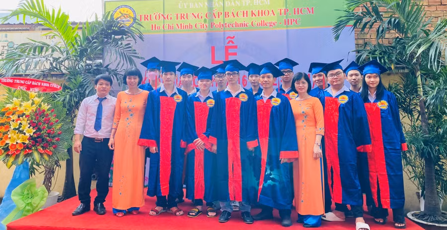 Trường Trung cấp bách khoa TPHCM tổ chức trao Bằng tốt nghiệp THPT và Bằng trung cấp nghề cho học sinh vào đầu tháng 12/2022.