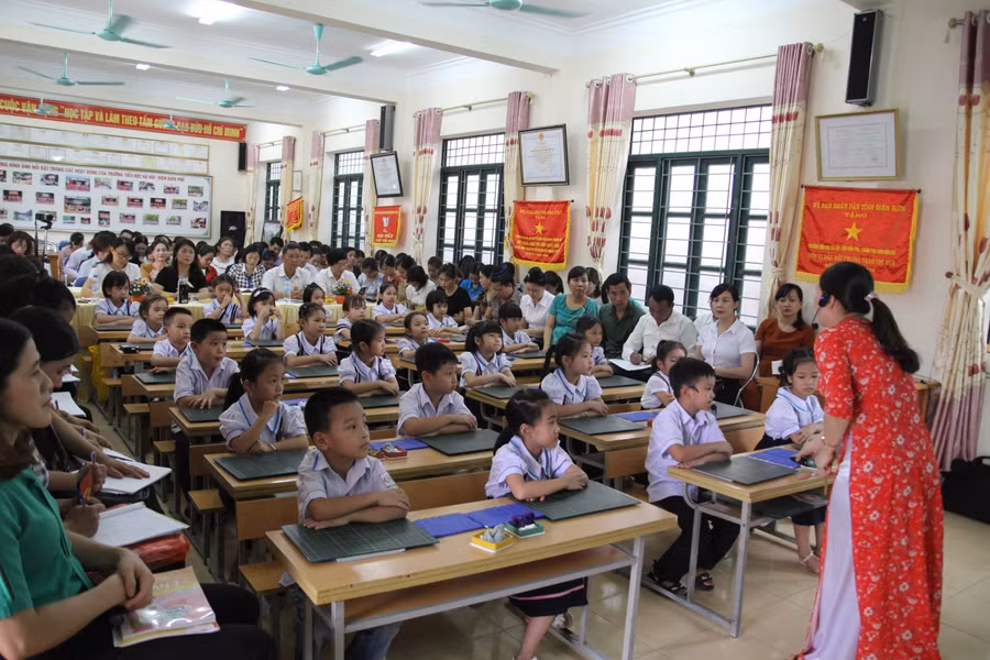 Học sinh hứng thú với hình ảnh và nội dung của bộ SGK mới.