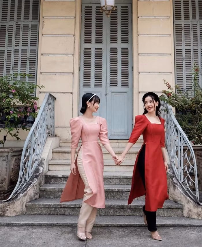Cặp "chị chị em em" Sun HT - Chi Pu cũng nhanh chóng bắt trend trong tà áo dài cách tân. Cả hai trông trang nhã nhưng vẫn vô cùng gợi cảm với thiết kế áo dài vạt ngắn đứng dáng, phần tay may phồng, cổ vuông.