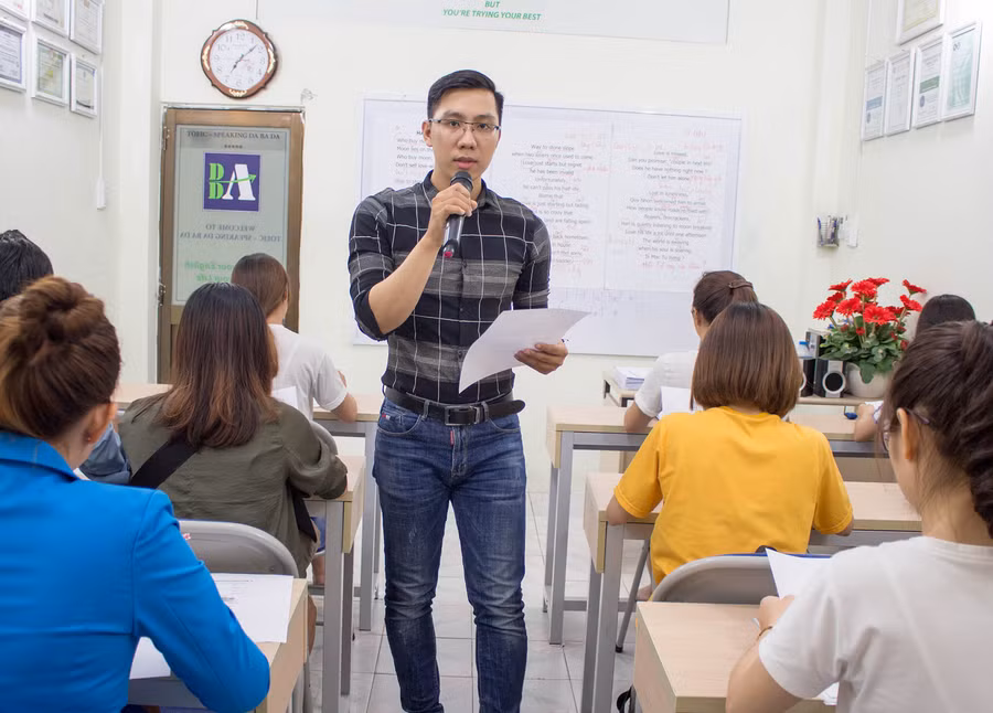 Thầy giáo trẻ Đặng Bá Đạo đang chia sẻ với người học 
