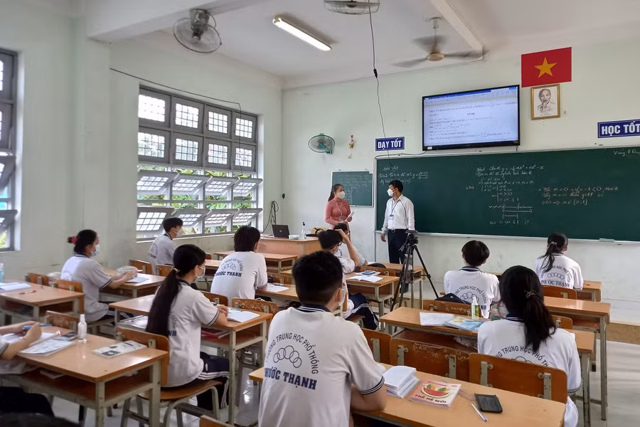 Giám đốc Sở GD&amp;ĐT tỉnh Tiền Giang - ông Lê Quang Trí thăm hỏi cô, trò Trường THPT Phước Thạnh (TP Mỹ Tho).