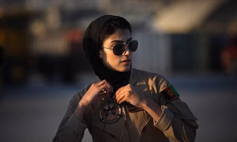 Ngắm nhan sắc nữ phi công duy nhất của quân đội Afghanistan ảnh 7