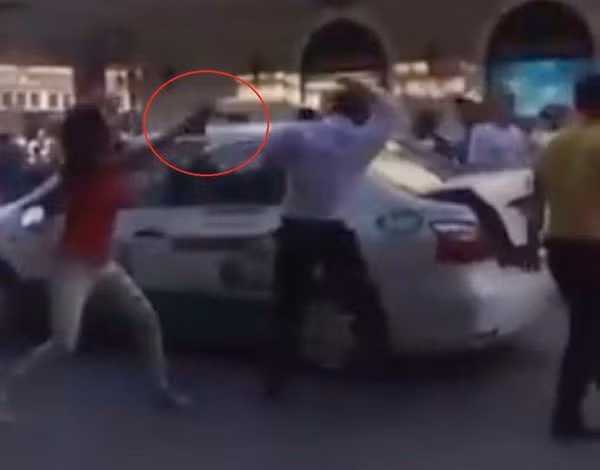 Xôn xao clip 3 cô gái quây đánh tài xế taxi giữa Hà Nội
