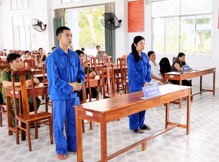 Bị cáo Đỗ Duy Khánh và Nguyễn Thị Kim Thoa tại phiên tòa (ảnh: Nghiêm Túc) 