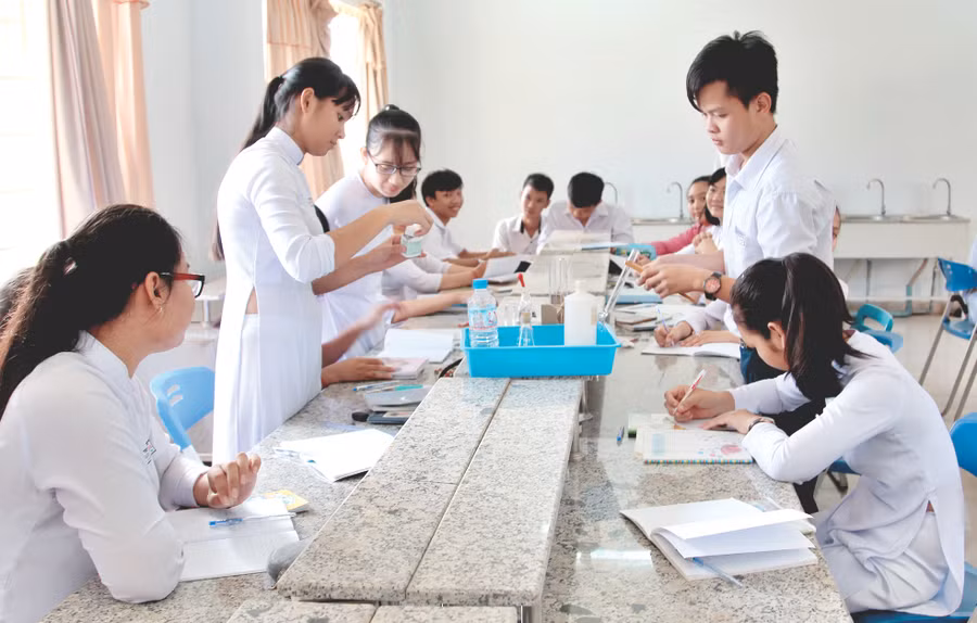 “Thực học - thực hành - thực nghiệp” - một trong những giải pháp để có hạnh phúc dưới những mái trường (Tiết thực hành Hóa học ở Trường THPT Lương Thế Vinh, huyện Tân Biên, Tây Ninh). Ảnh: Lê Yên “Thực học - thực hành - thực nghiệp” - một trong những giải pháp để có hạnh phúc dưới những mái trường (Tiết thực hành Hóa học ở Trường THPT Lương Thế Vinh, huyện Tân Biên, Tây Ninh). Ảnh: Lê Yên