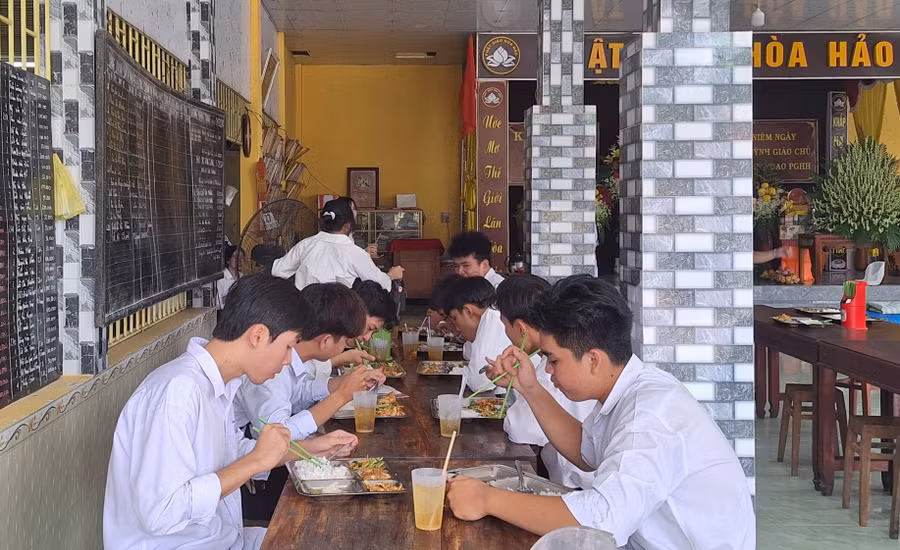 Em Trương Trọng Tín vui vẻ cùng các bạn thí sinh dùng bữa trưa. (Ảnh: Trọng Nhân)