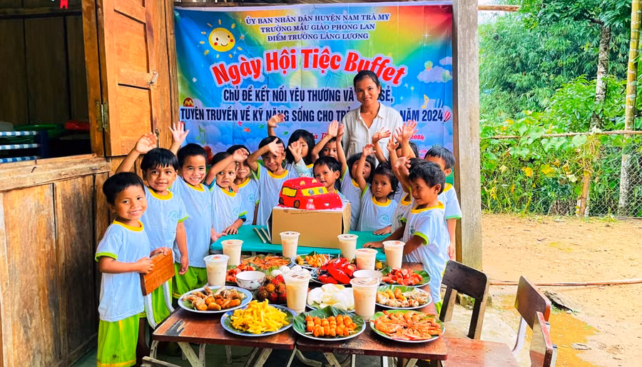Cô trò điểm trường Lâng Lương thuộc Trường Phổ thông Dân tộc bán trú Tiểu học Trà Tập.