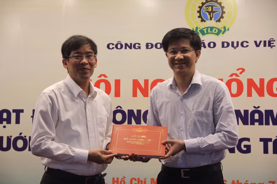 Chủ tịch Công đoàn GD Việt Nam trao tặng sổ vàng Liệt sĩ nhà giáo cho đại diện của Bộ GD&ĐT có mặt tại hội nghị