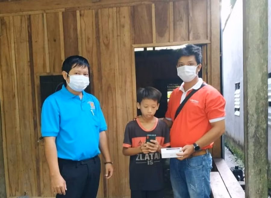 Đại diện Huyện Đoàn và Viettel Tịnh Biên đến nhà trao tặng thiết bị học trực tuyến cho HS.