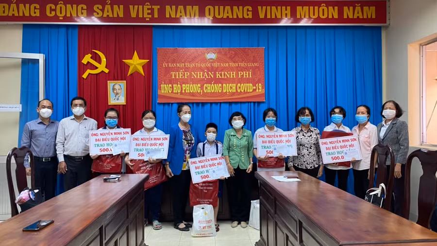 Trao quà, học bổng cho HS bị ảnh hưởng dịch Covid-19.