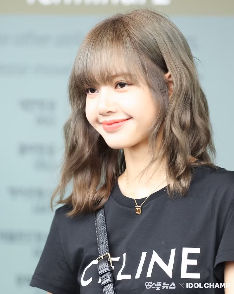Lisa hoàn toàn có thể gây sát thương những con tim yêu cái đẹp bởi vẻ ngoài dễ thương nhưng quyến rũ này! Cô ấy trông giống như một búp bê sống! Từ cách trang điểm cho đến bím tóc, Lisa đều chứng minh rằng mình trông thật tuyệt vời trong bất kì phong cách gì.