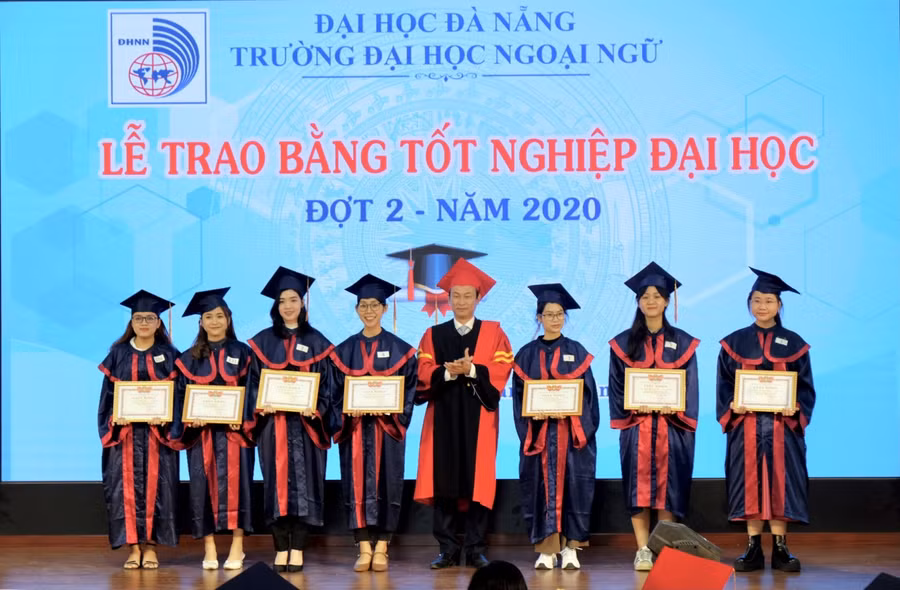 PGS.TS Trần Hữu Phúc - Hiệu trưởng trường ĐH Ngoại ngữ, ĐH Đà Nẵng trao giấy khen cho những SV có thành tích xuất sắc trong học tập và rèn luyện