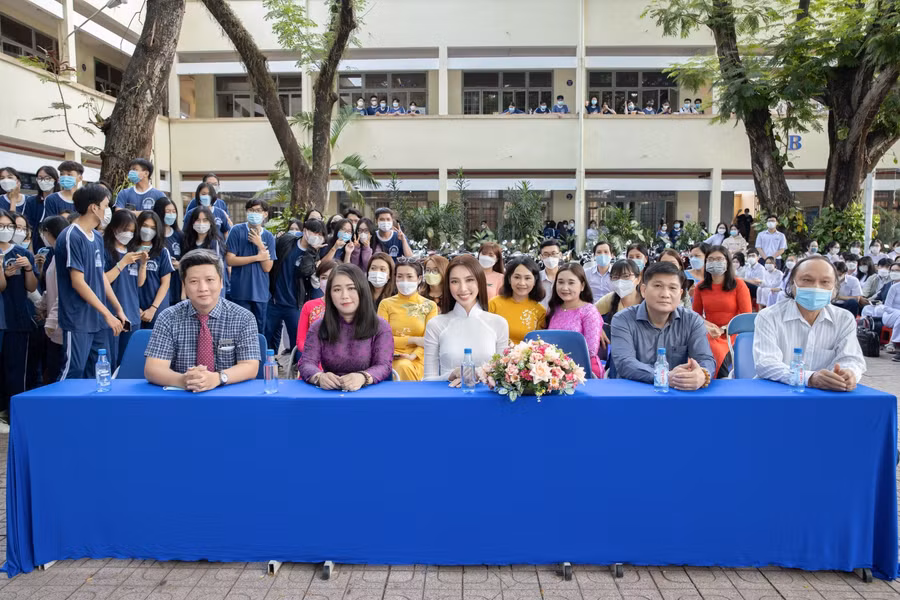 Đối với Thùy Tiên, trường THPT Nguyễn Công Trứ không chỉ là nơi dạy bảo cô thời niên thiếu mà còn là mái nhà thứ hai, lưu giữ biết bao kỷ niệm của cô.