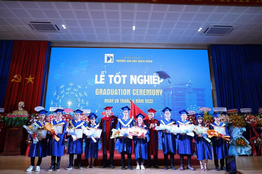 Khen thưởng cho sinh viên tốt nghiệp Xuất sắc