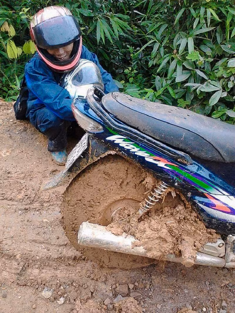 Những bánh xe “đặc quánh” bùn đất