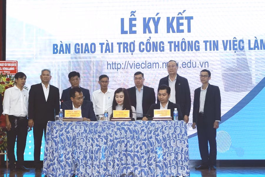 Ký kết bàn giao tài trợ cổng thông tin việc làm www.vieclam.mku.edu.vn