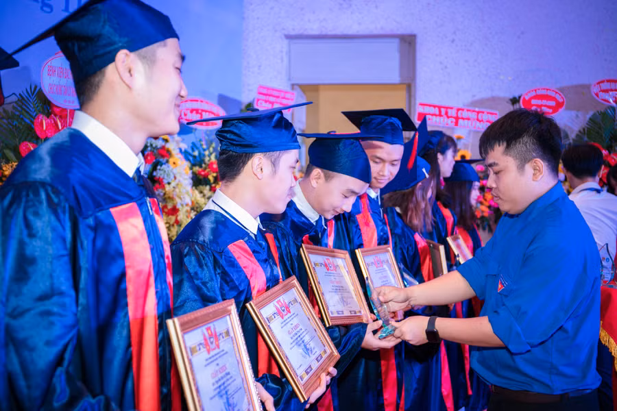 Sinh viên ĐH Y Dược TPHCM nhận bằng tốt nghiệp