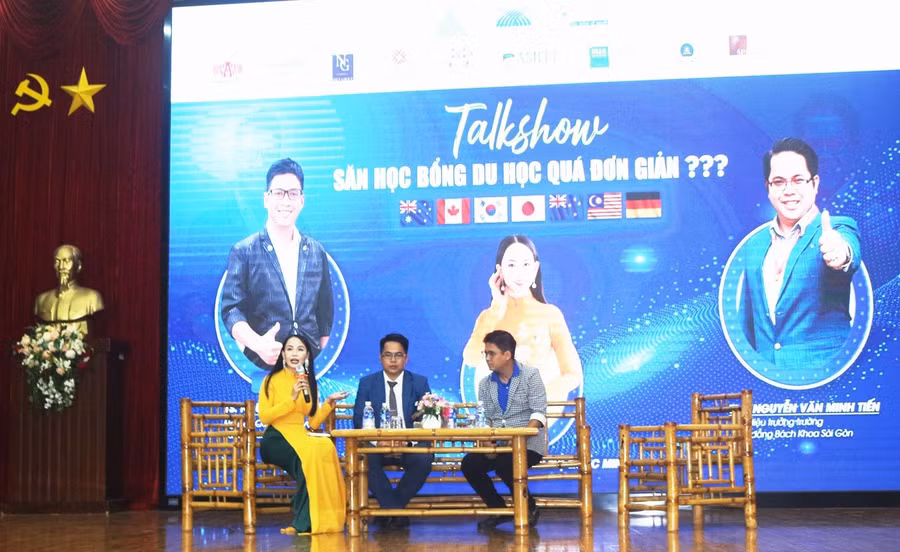 Các diễn giả trao đổi, tư vấn du học, học bổng tại chương trình.