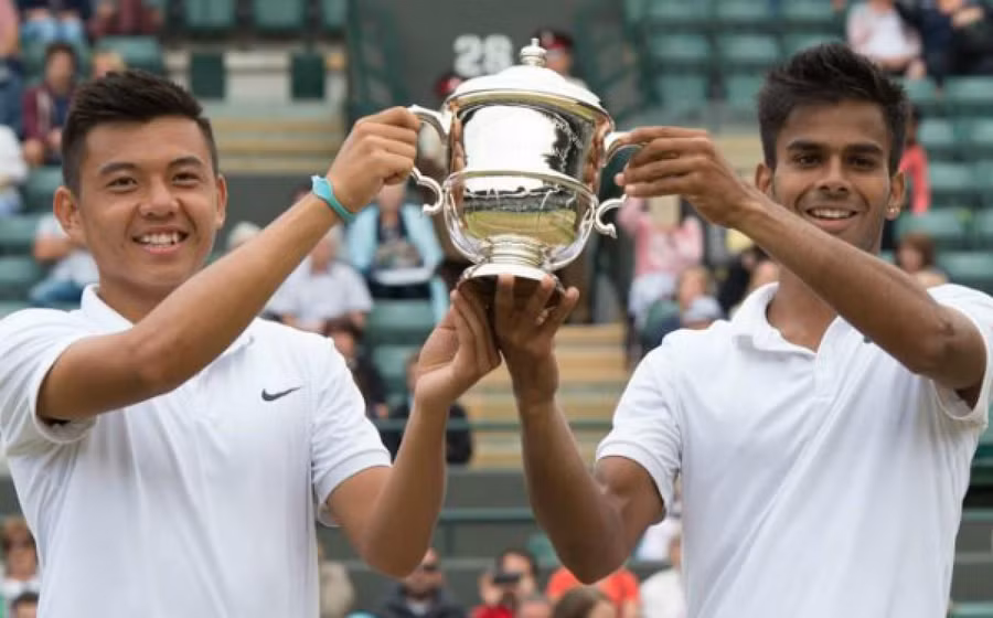 Hoàng Nam (bên trái) và Nagal vô địch đôi nam trẻ Wimbledon 2015.