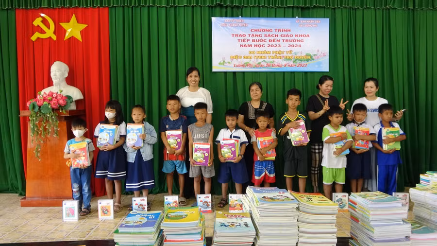 Trao tặng SGK và tập vở cho học sinh tiểu học.