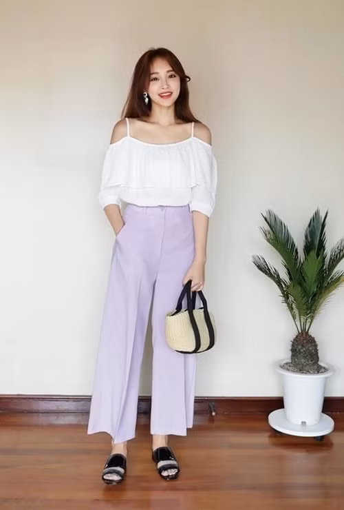 Áo trễ vai sáng màu kết hợp với quần ống rộng đơn giản, tạo cảm giác sang trọng, thanh lịch.