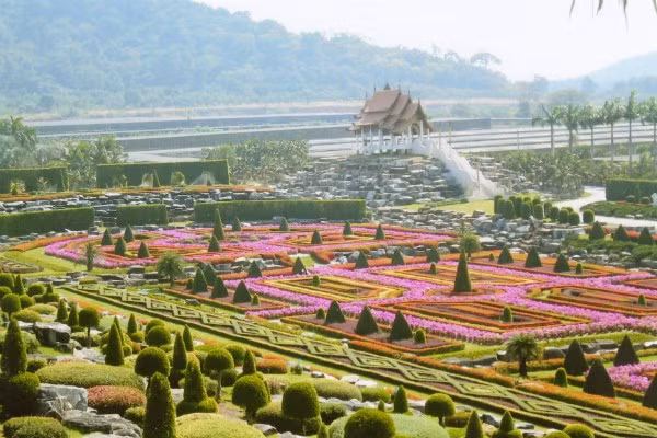 4. Vườn Suan Nong Nooch, Thái Lan: Khu vườn Suan Nong Nooch được mở cửa vào năm 1980 không chỉ là khu vườn đẹp nhất Thái Lan mà còn là một trong những khu vườn được yêu thích nhất thế giới. Tại Nong Nooch Pardise có nhiều khu vườn xinh đẹp, với những vườn cọ, thiên tuế khổng lồ, cùng với những vườn lan lớn nhất Thái Lan được tỉa tót chỉn chu. Không chỉ đẹp, vườn nhiệt đới được xây dựng hoàn chỉnh như một khu du lịch khép kín với những nhà hàng, các resort cao cấp cho du khách lưu trú và sân khấu biểu diễn nghệ thuật. 4. Suan Nong Nooch: Khu vườn Suan Nong Nooch được mở cửa vào năm 1980 không chỉ là khu vườn đẹp nhất Thái Lan mà còn là một trong những khu vườn được yêu thích nhất thế giới. Tại Nong Nooch Pardise có nhiều khu vườn xinh đẹp, với những vườn cọ, thiên tuế khổng lồ, cùng với những vườn lan lớn nhất Thái Lan được tỉa tót chỉn chu. Không chỉ đẹp, vườn nhiệt đới được xây dựng hoàn chỉnh như một khu du lịch khép kín với những nhà hàng, các resort cao cấp cho du khách lưu trú và sân khấu biểu diễn nghệ thuật.