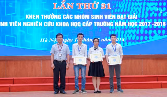 GS.TS Trần Thanh Hải - Phó Hiệu trưởng Trường Đại học Mỏ - Địa chất trao giải nhất, nhì, ba cấp Trường cho các đề tài NCKH sinh viên