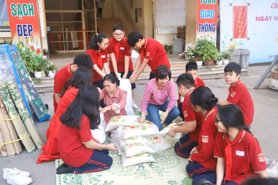 Học sinh tích cực hưởng ứng chương trình thiện nguyện ủng hộ đồng bào nghèo và học sinh xã Bế Văn Đàn, Quảng Hòa, Cao Bằng - quê hương anh hùng liệt sĩ Bế Văn Đàn. Học sinh tích cực hưởng ứng chương trình thiện nguyện ủng hộ đồng bào nghèo và học sinh xã Bế Văn Đàn, Quảng Hòa, Cao Bằng - quê hương anh hùng liệt sĩ Bế Văn Đàn.