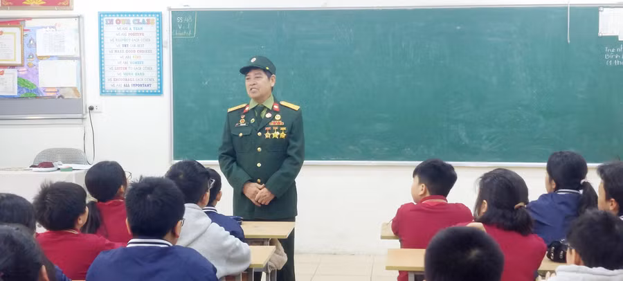 Thầy tổng giám thị Trường THCS Bến Văn Đàn kể chuyện về bộ đội Cụ Hồ.