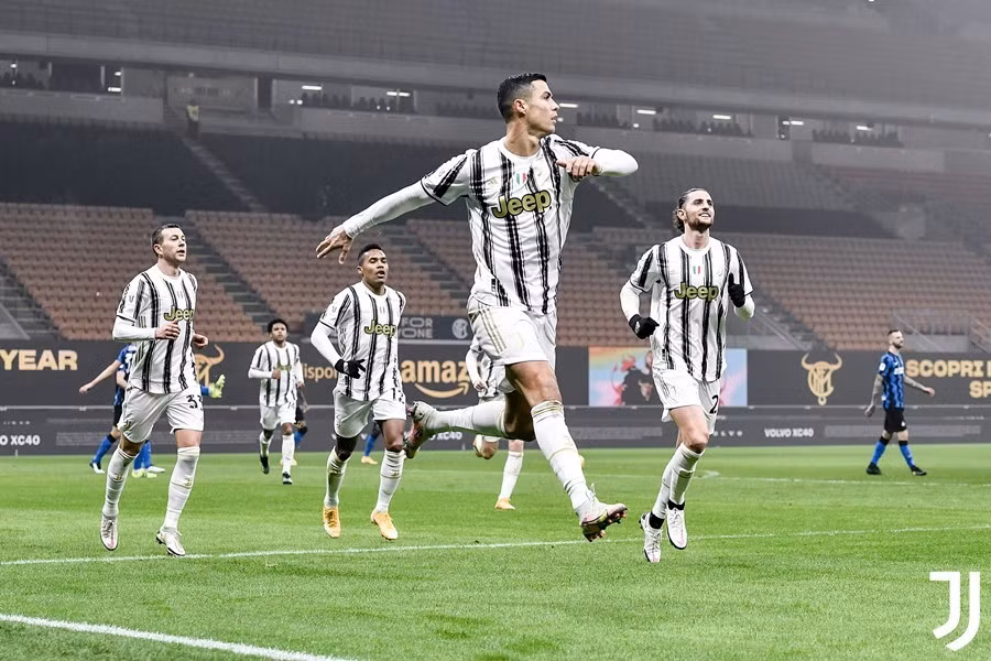 Ronaldo chói sáng với cú đúp vào lưới Inter.