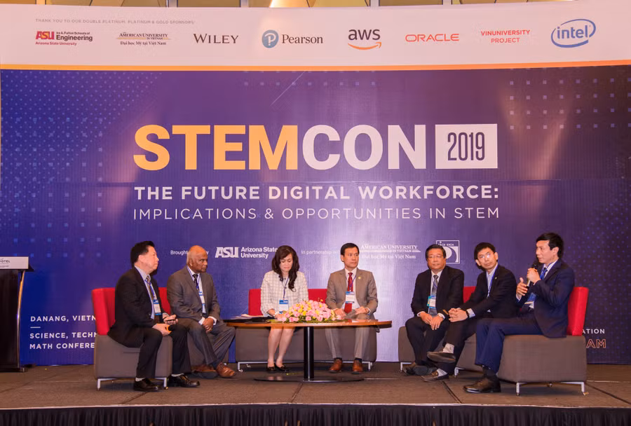 Một trong những phiên tọa đàm giữa các diễn giả trong chương trình STEMCON lần thứ 7