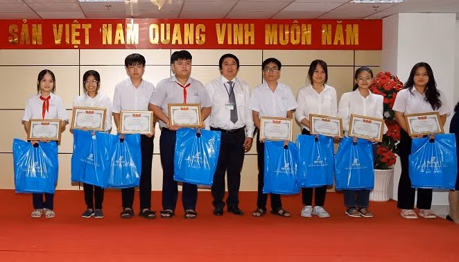 Ông Trương Thành Phú, Chủ tịch Hội Toán học tỉnh Tiền Giang trao giải cho học sinh.
