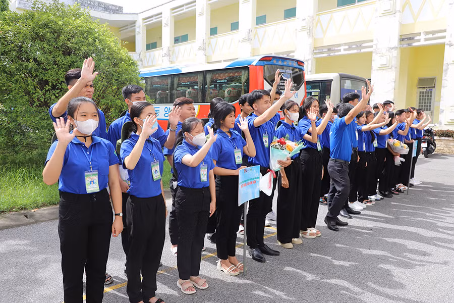 Sinh viên tình nguyện Trường ĐH Trà Vinh tham gia chiến dịch tình nguyện hè.
