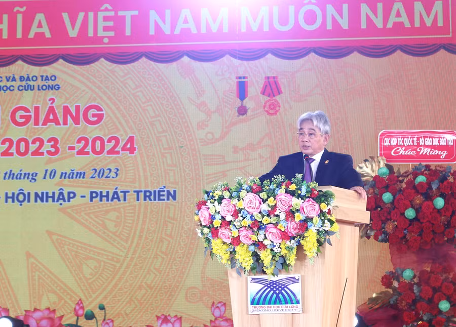 PGS.TS Lương Minh Cừ - Bí thư Đảng ủy, Hiệu trưởng phát biểu tại lễ khai giảng. PGS.TS Lương Minh Cừ - Bí thư Đảng ủy, Hiệu trưởng phát biểu tại lễ khai giảng.